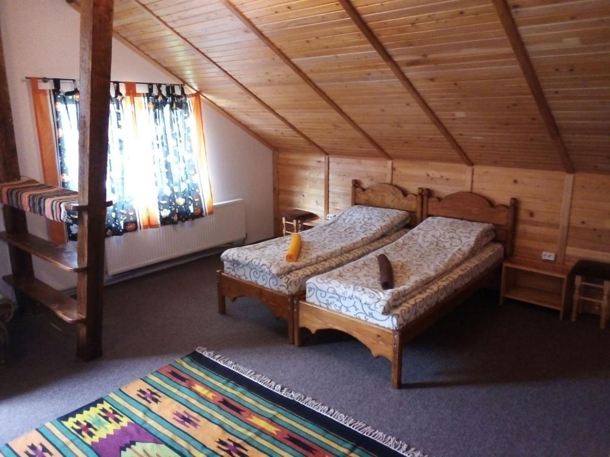 Guest House Mansarda Yaremche Bagian luar foto